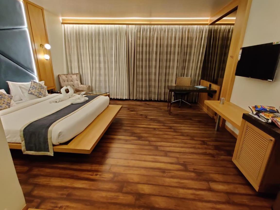 Krishna Palace Hotel Мумбаї Екстер'єр фото